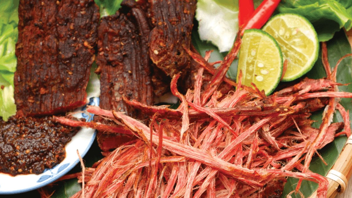 Ăn thịt lợn gác bếp