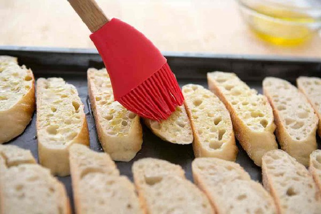 Bánh mì rất thích hợp để ăn kèm với thịt băm sốt cà chua trứng