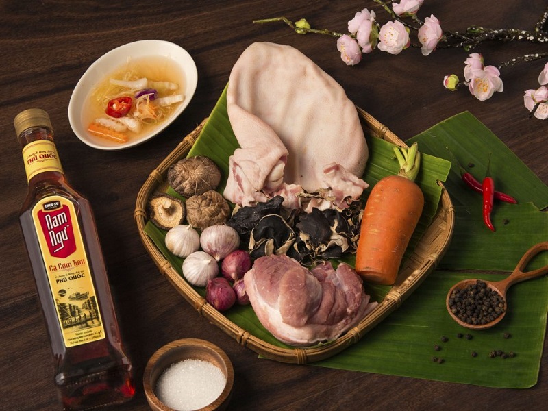 Các loại nguyên liệu để nấu thịt đông gà và lợn