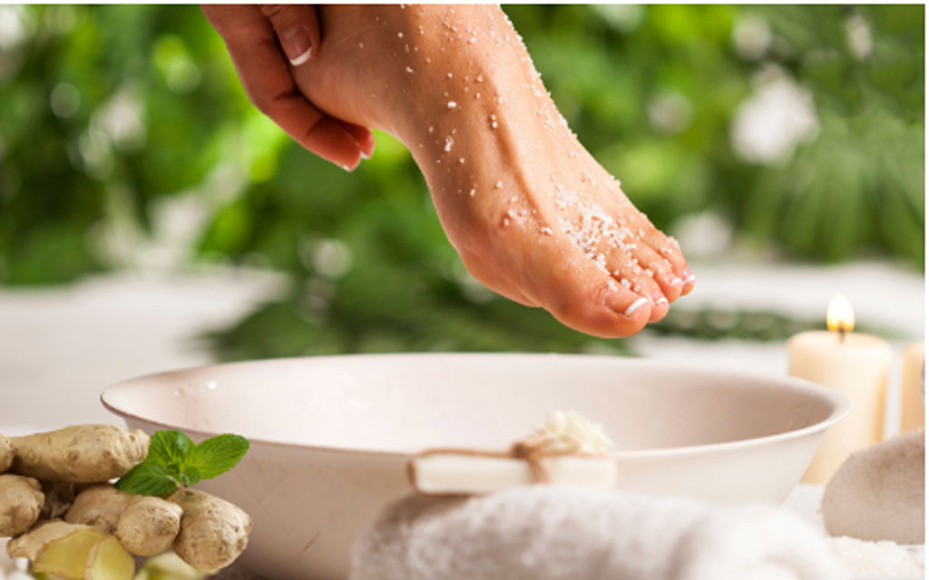Cách làm nước gừng ngâm chân với muối và sả