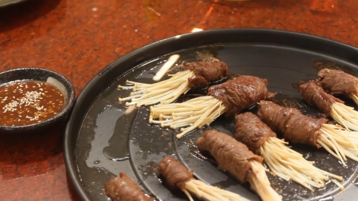 Cách làm thịt bò cuộn nấm kim châm áp chảo