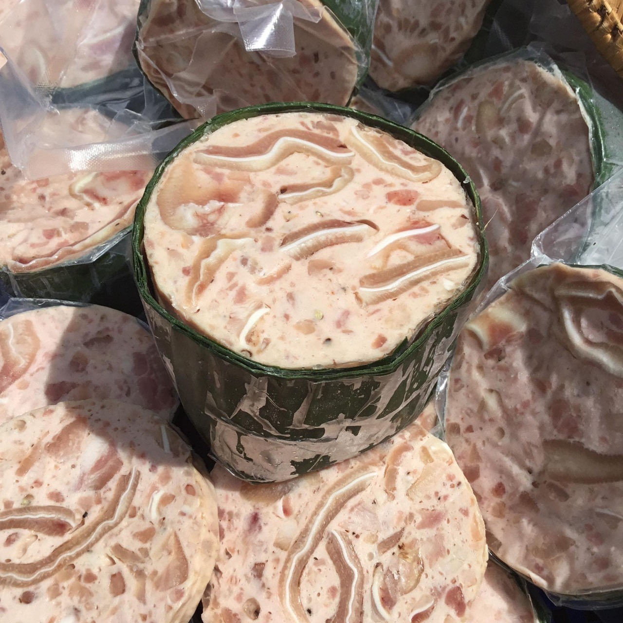 Cách tạo hình và bảo quản chả gân tai heo