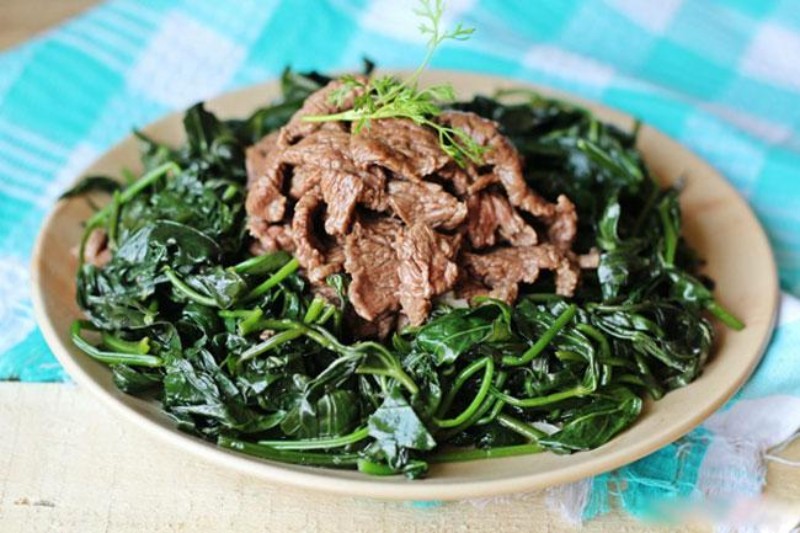 Cách xào thịt trâu và rau lang