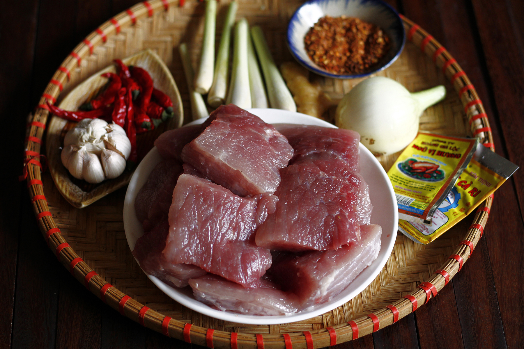 Chuẩn bị nguyên liệu heo khô cháy tỏi