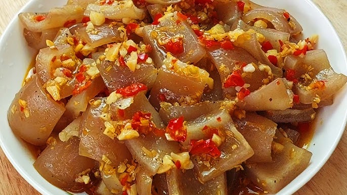 Hoàn thành món da heo xào sả ớt