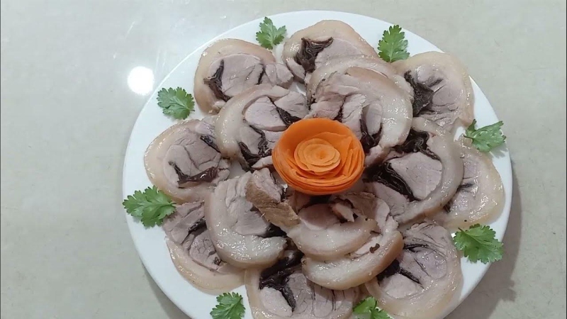 Hoàn thiện món chân giò bó mộc nhĩ