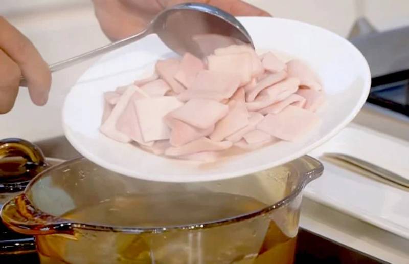 Luộc da heo và ngâm nước lạnh