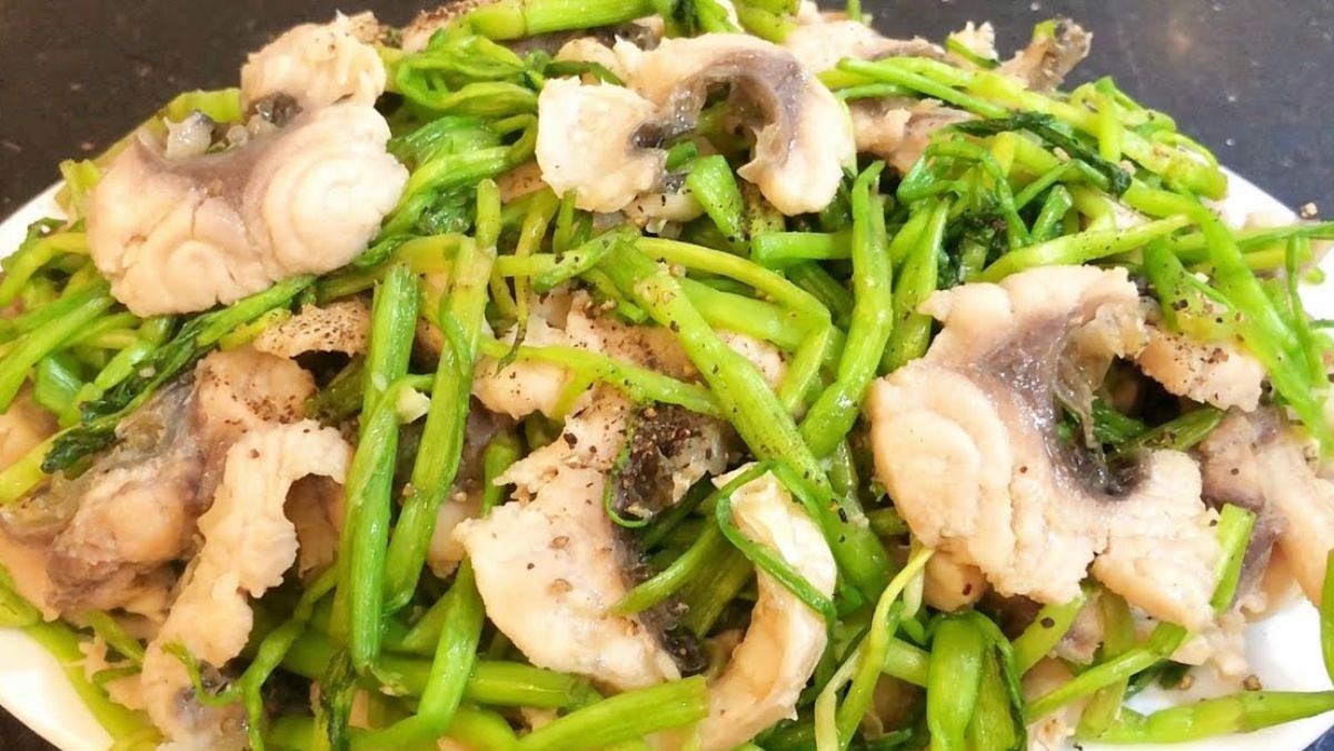 Kết hợp cá xào với rau cần