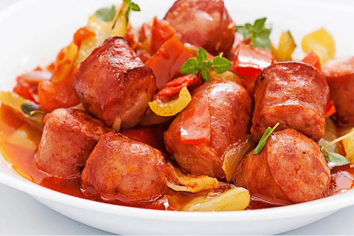 Kết hợp lạp xưởng xào chua ngọt với các món ăn khác