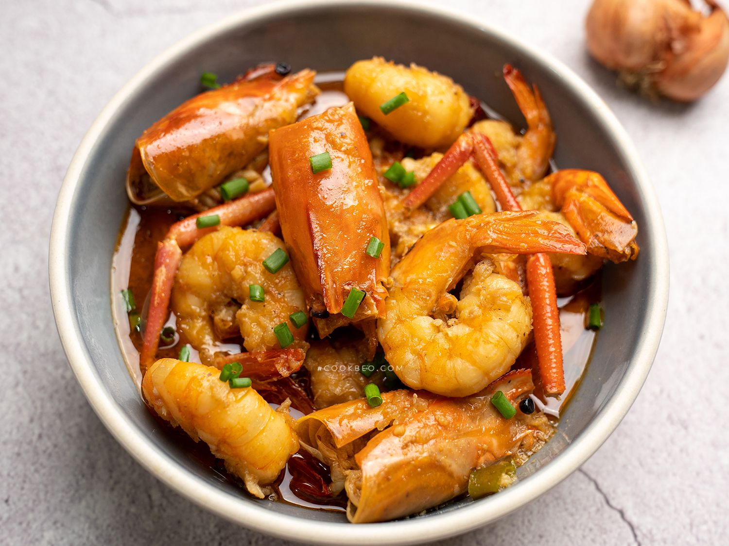 Trình bày tôm kho tàu ra đĩa