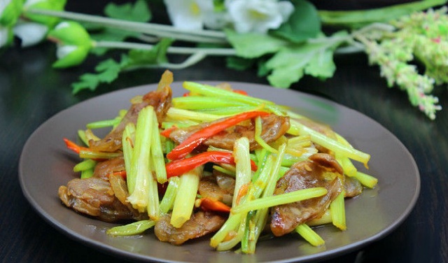 Lạp xưởng xào cần tây