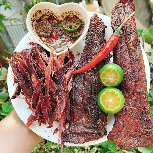 Lợn gác bếp ngon nhất khi ăn cùng chẳm chéo