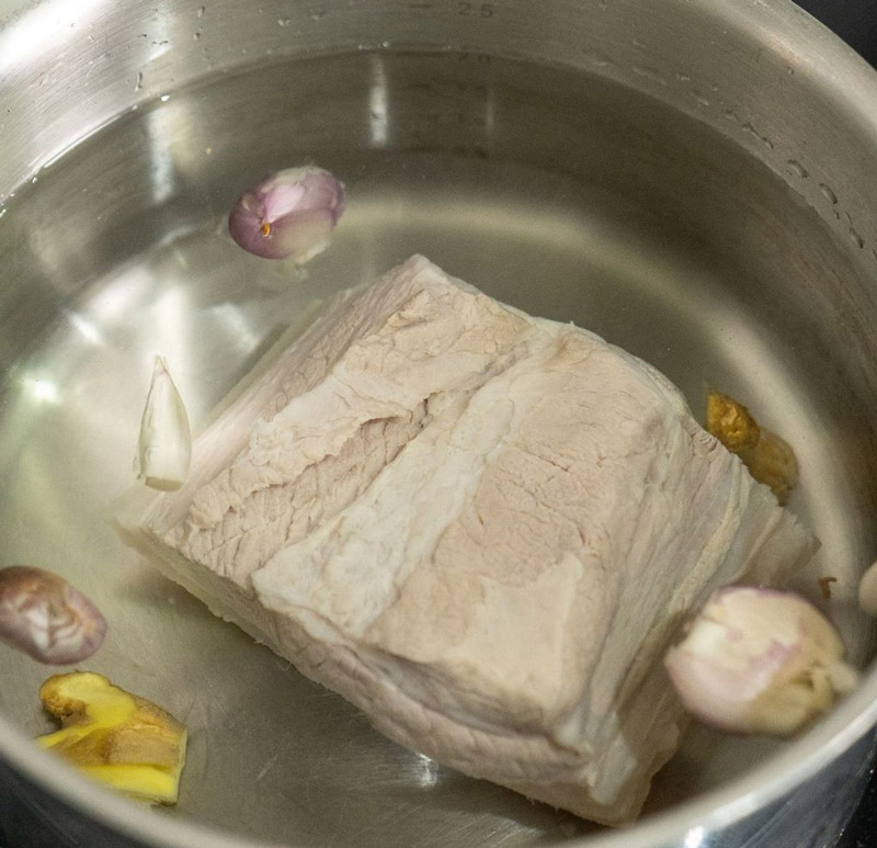 Luộc thịt cùng hành tím tươi để khử mùi hôi