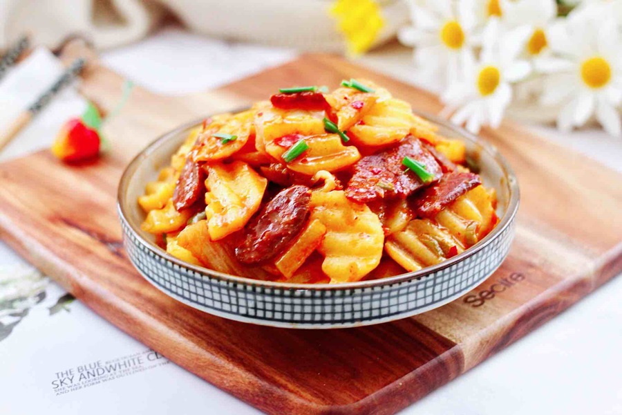 Món lạp xưởng xào khoai tây