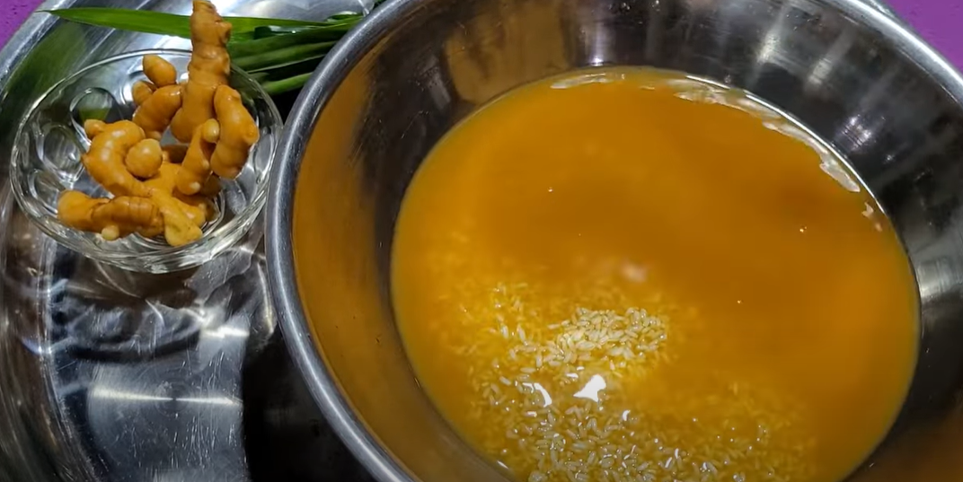 Ngâm gạo nếp với bột nghệ