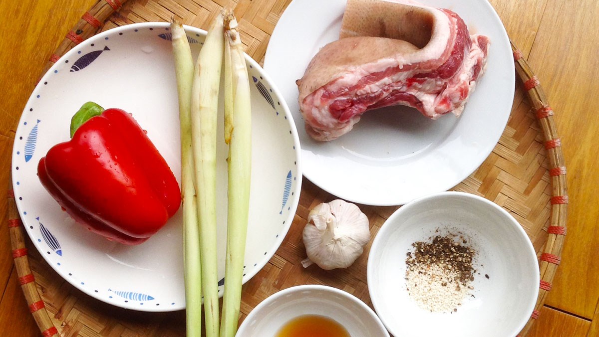 Nguyên liệu cần chuẩn bị để làm thịt heo xào lăn