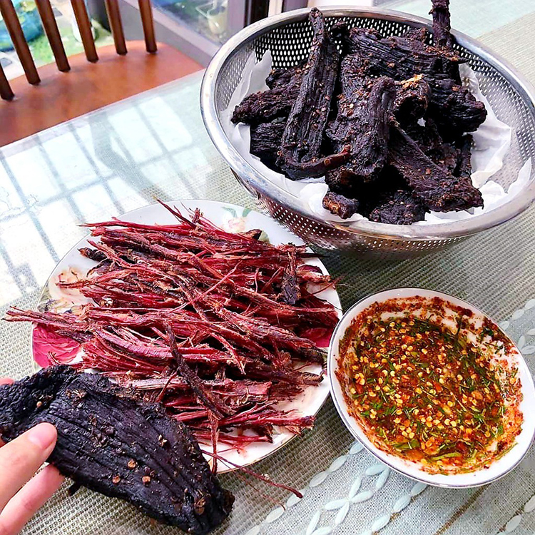 Nước chấm chẳm chéo đi kèm