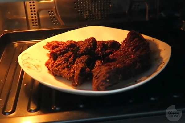 Nướng thịt trâu gác bếp bằng lò vi sóng