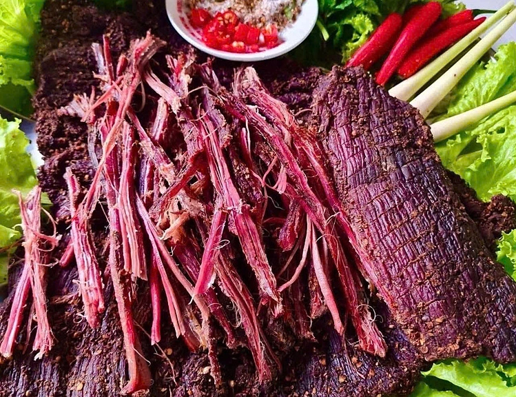 Phần lõi thịt trâu gác bếp Huho với màu đỏ hồng