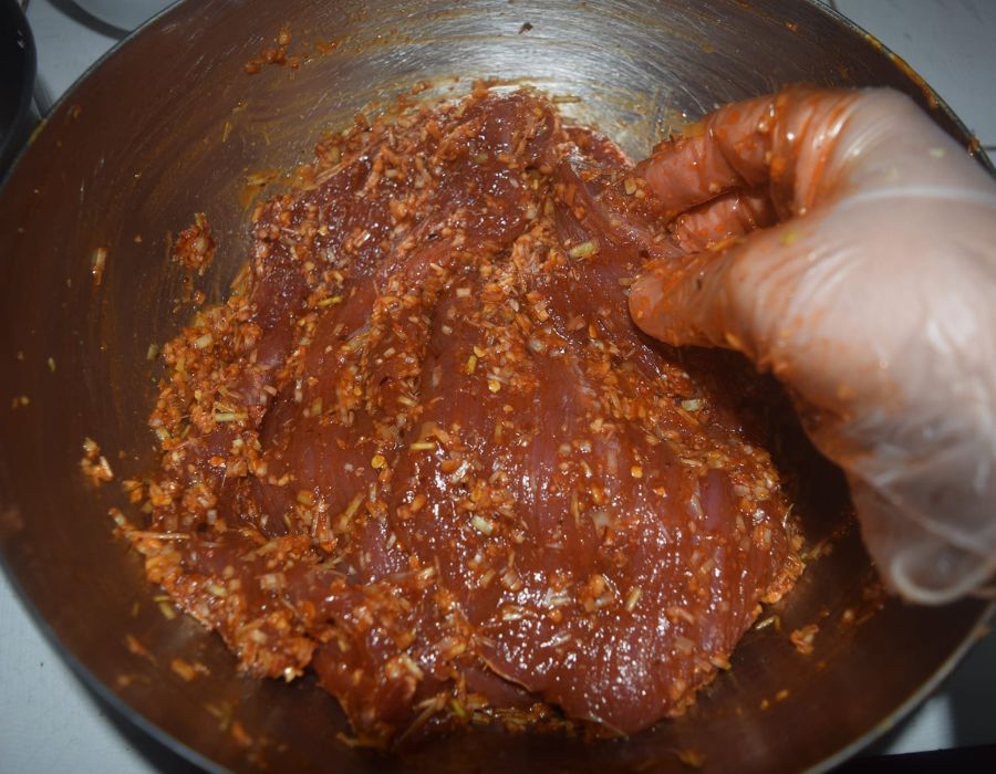 Sơ chế thịt và gia vị