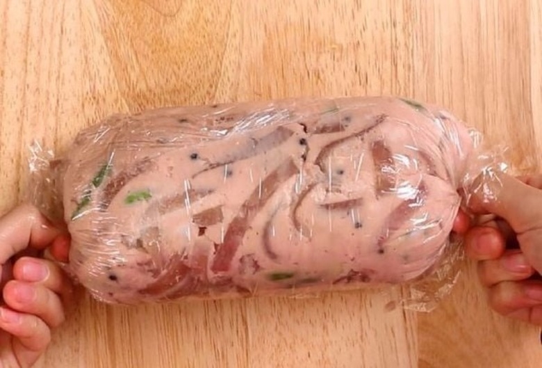 Tạo hình và bảo quản chả da heo