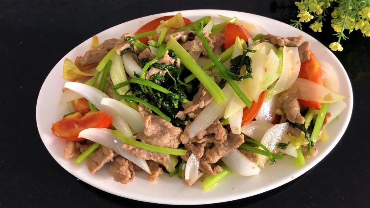 Thịt bò xào hành tây cần tây