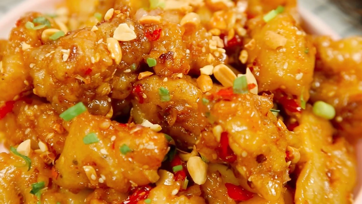 Thịt chiên sốt chua ngọt ăn kèm với gì?