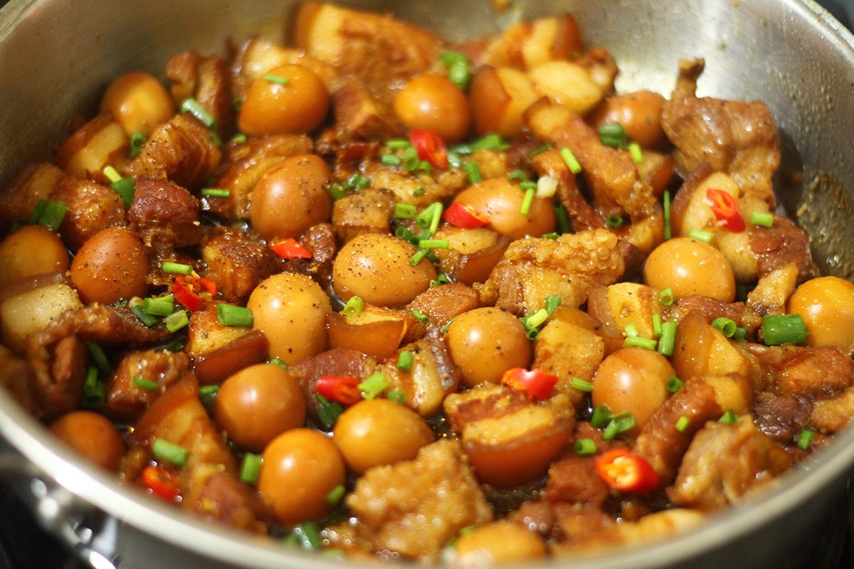 Thịt heo kho trứng cút nước dừa thơm ngon