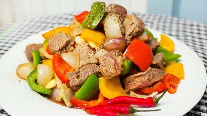 Thịt heo xào ớt chuông 3 màu