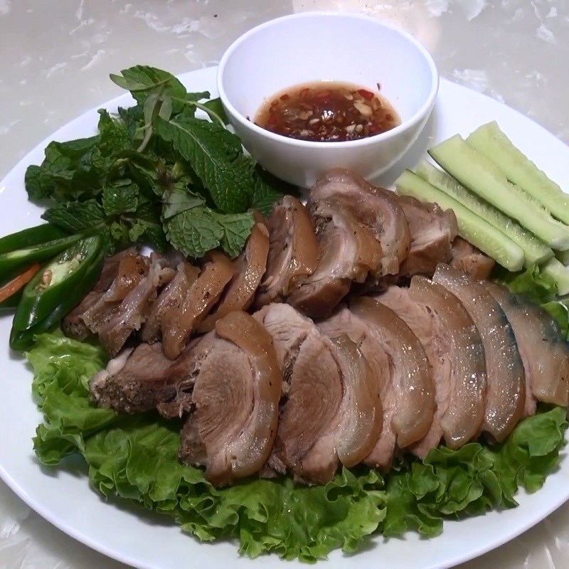 Thịt lợn đen luộc nước dừa