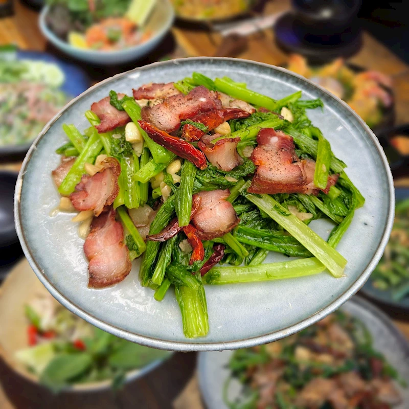 Thịt lợn gác bếp xào cải mèo