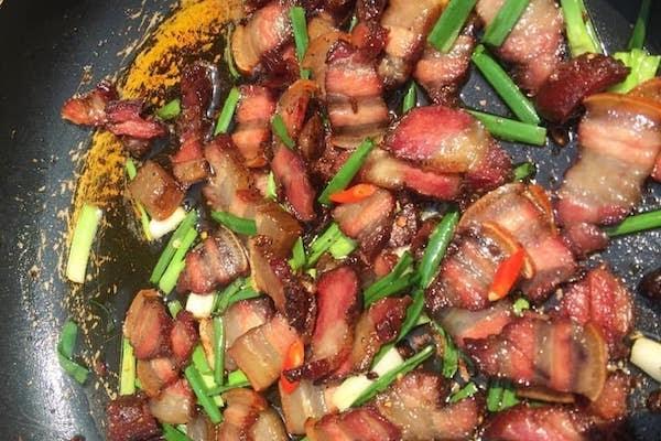  Thịt lợn gác bếp xào tỏi