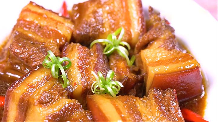 Thịt lợn hầm nguyên khối là một món ăn rất quen thuộc trong ẩm thực Việt Nam. Món ăn này có nguồn gốc từ phương pháp chế biến thịt của người Pháp, nhưng đã được biến tấu theo khẩu vị và nguyên liệu của người Việt.