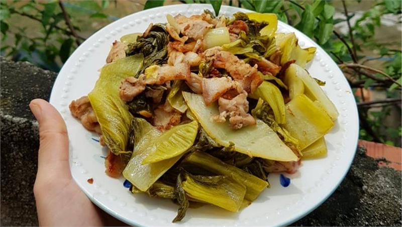 Thịt lợn mỡ xào cải chua