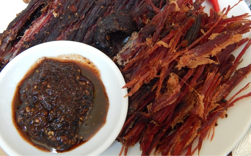 Thịt trâu gác bếp chấm với chẳm chéo