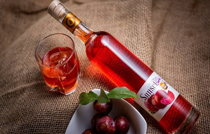 Thưởng thức rượu mận