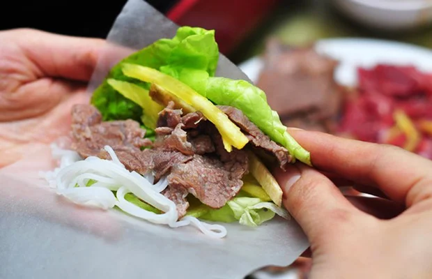 Thưởng thức thịt trâu nhúng dấm