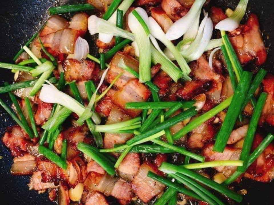 Tiến hành làm món thịt lợn gác bếp xào tỏi