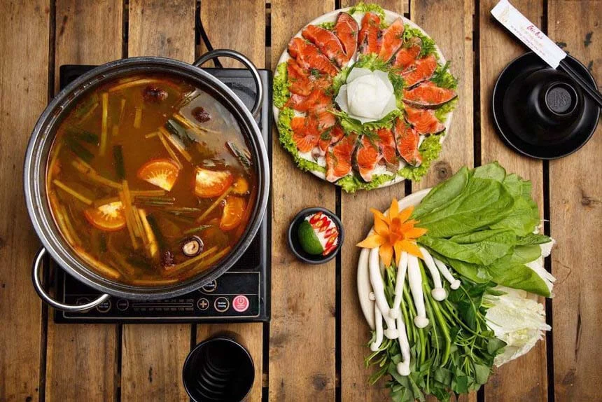 Trình bày thưởng thức lẩu cá hồi sapa