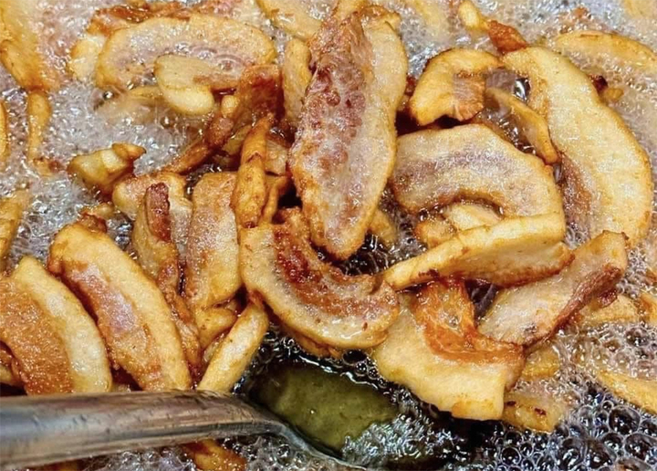 Vớt tóp mỡ ra khi có màu vàng óng