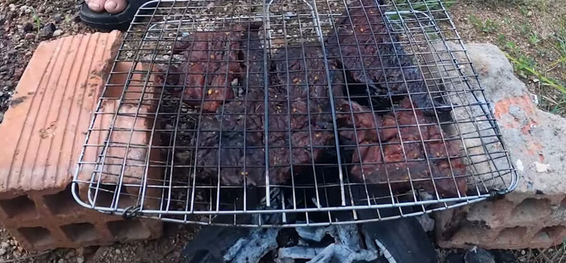 nướng thịt trâu gác bếp bằng than