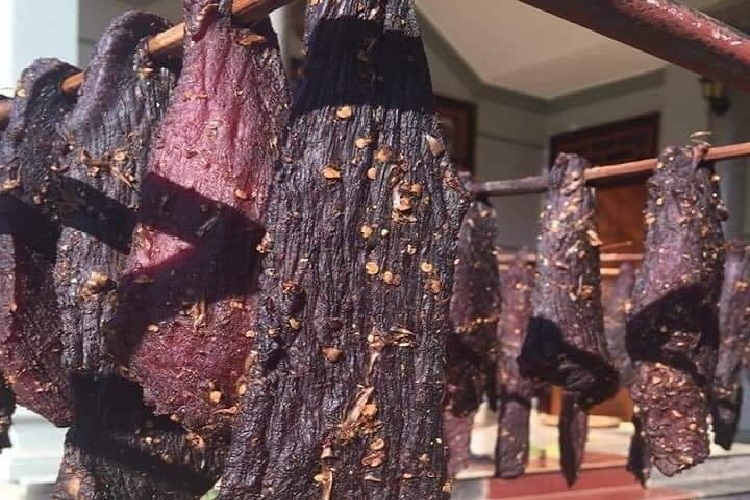 Bảo quản thịt trâu gác bếp không bị mốc bằng phơi nắng