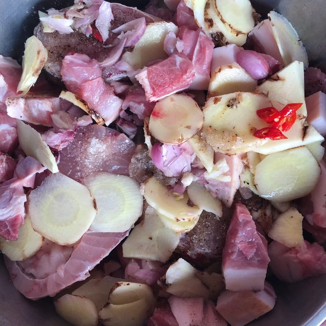 Cách chế biến cá kho thịt ba chỉ riềng