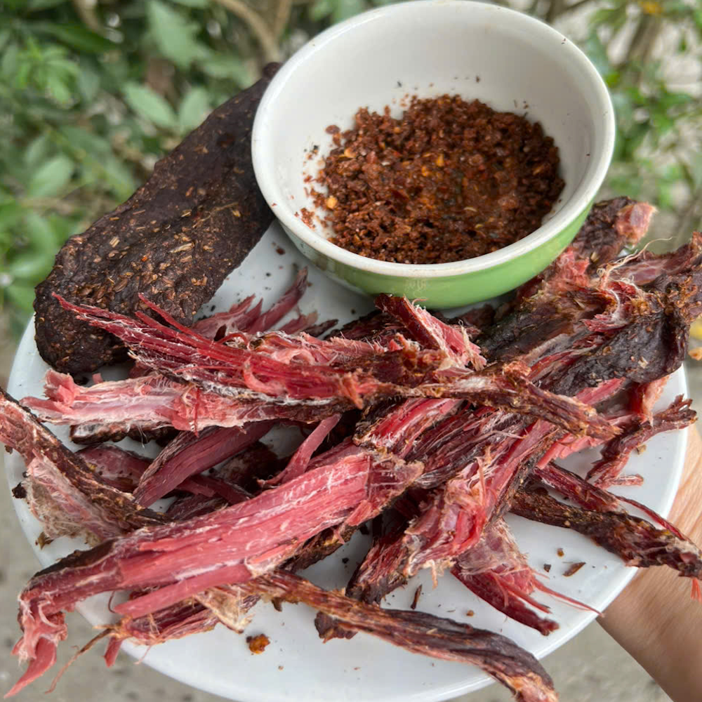 Cách thưởng thức thịt trâu gác bếp