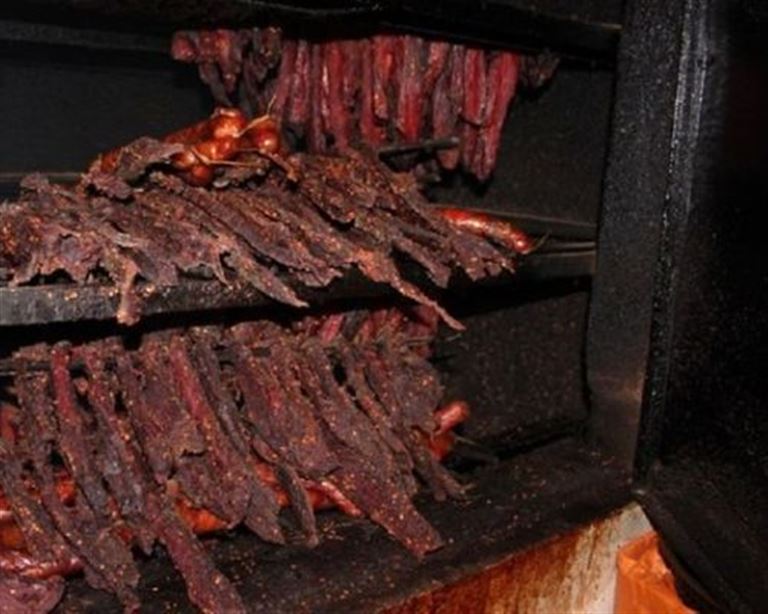 Sấy thịt trâu gác bếp