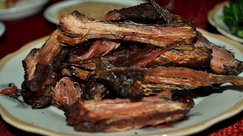 Cắt nhỏ thịt để bảo quản để thịt trâu gác bếp không bị mốc