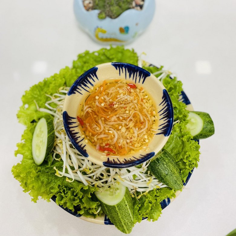 Chuẩn bị rau sống và nước chấm bánh hỏi heo quay