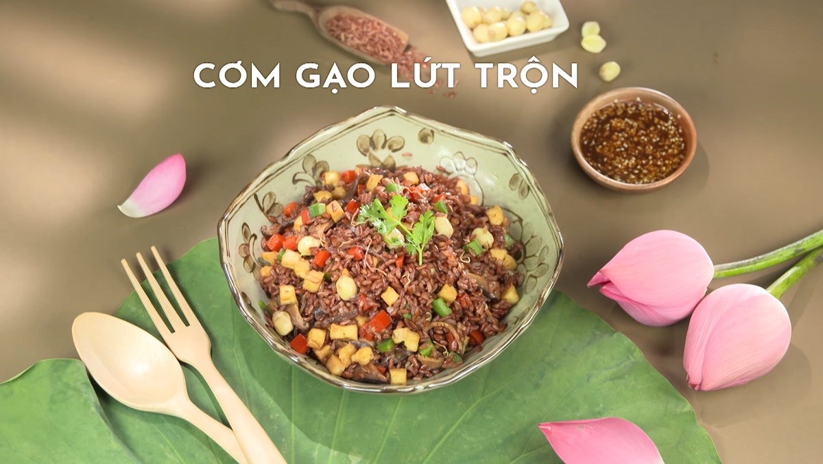 Cơm gạo lứt, canh rau dền, mực chay chiên