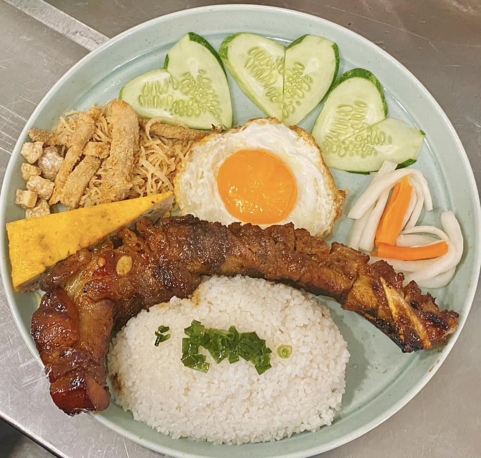 Cơm tấm sườn chả trứng