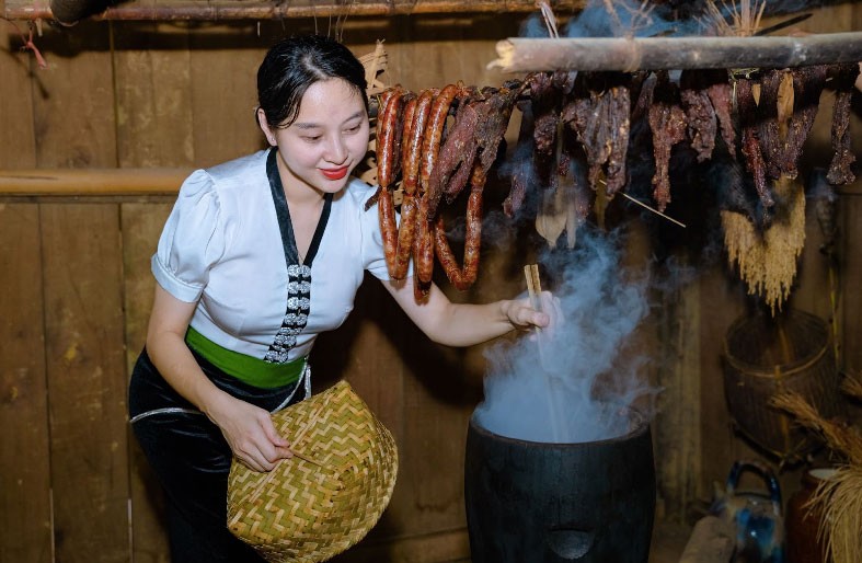 Huyền Huho bên thịt lợn sấy